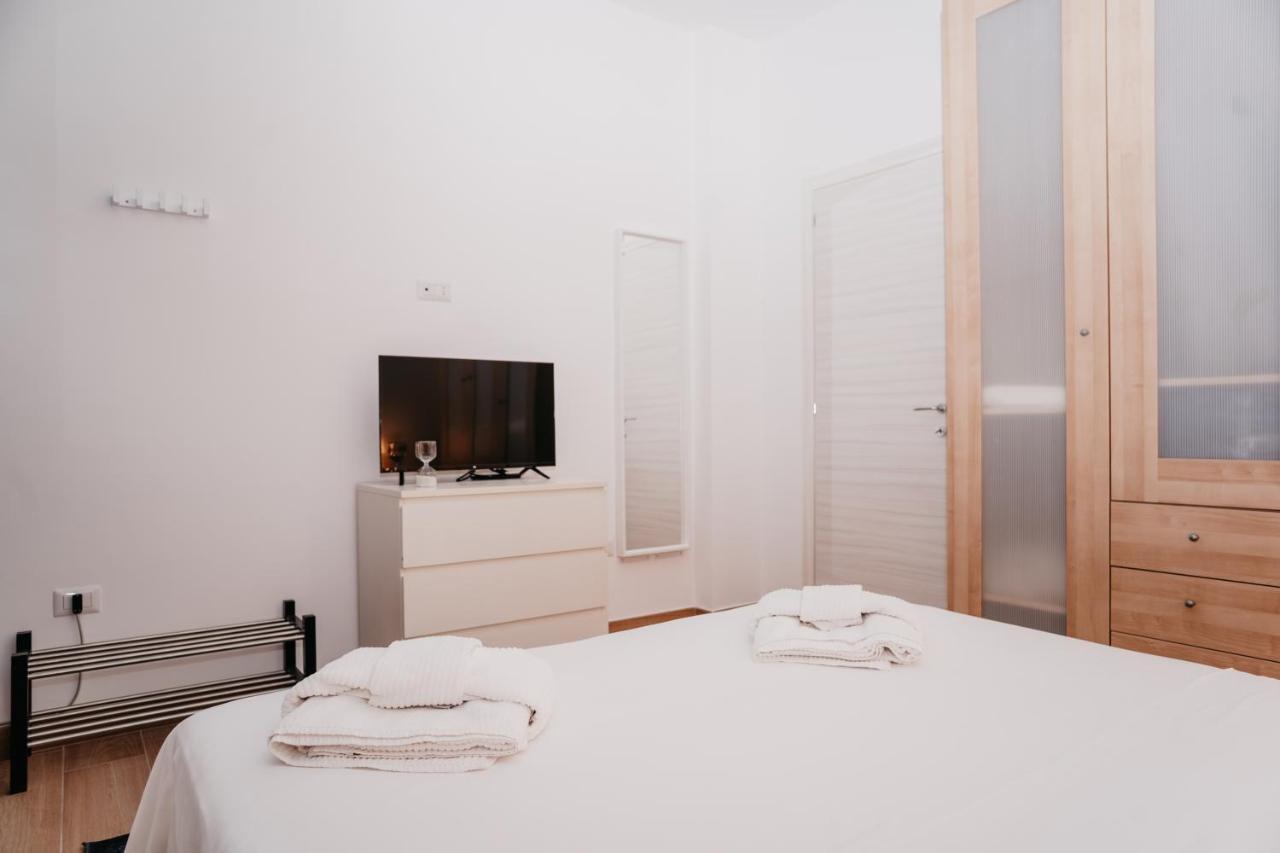 Апартаменты Brombeis Fantastica By Casa Napoletana - Town Center Неаполь Экстерьер фото